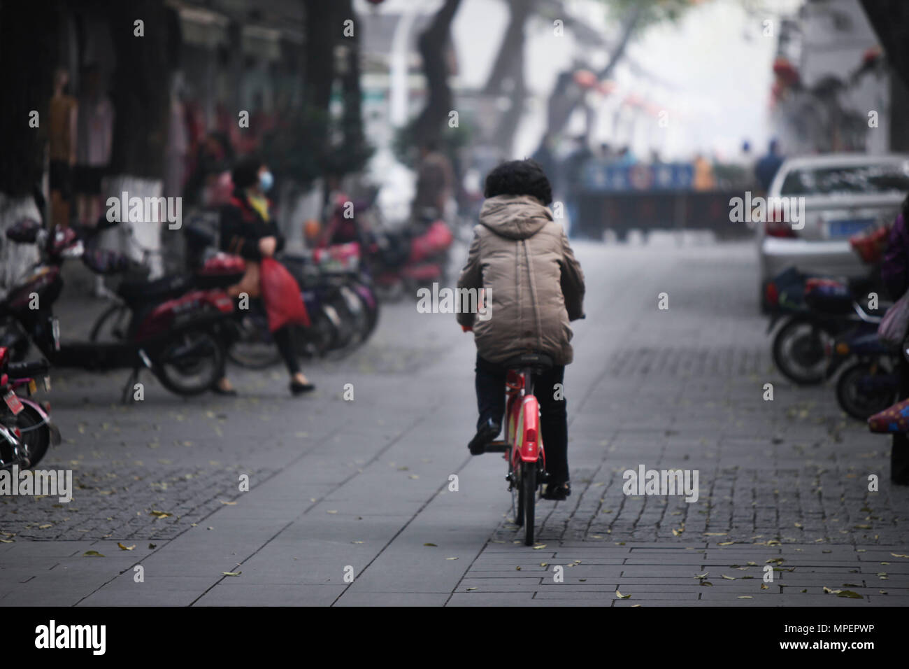 Donna cinese di una bicicletta Foto Stock