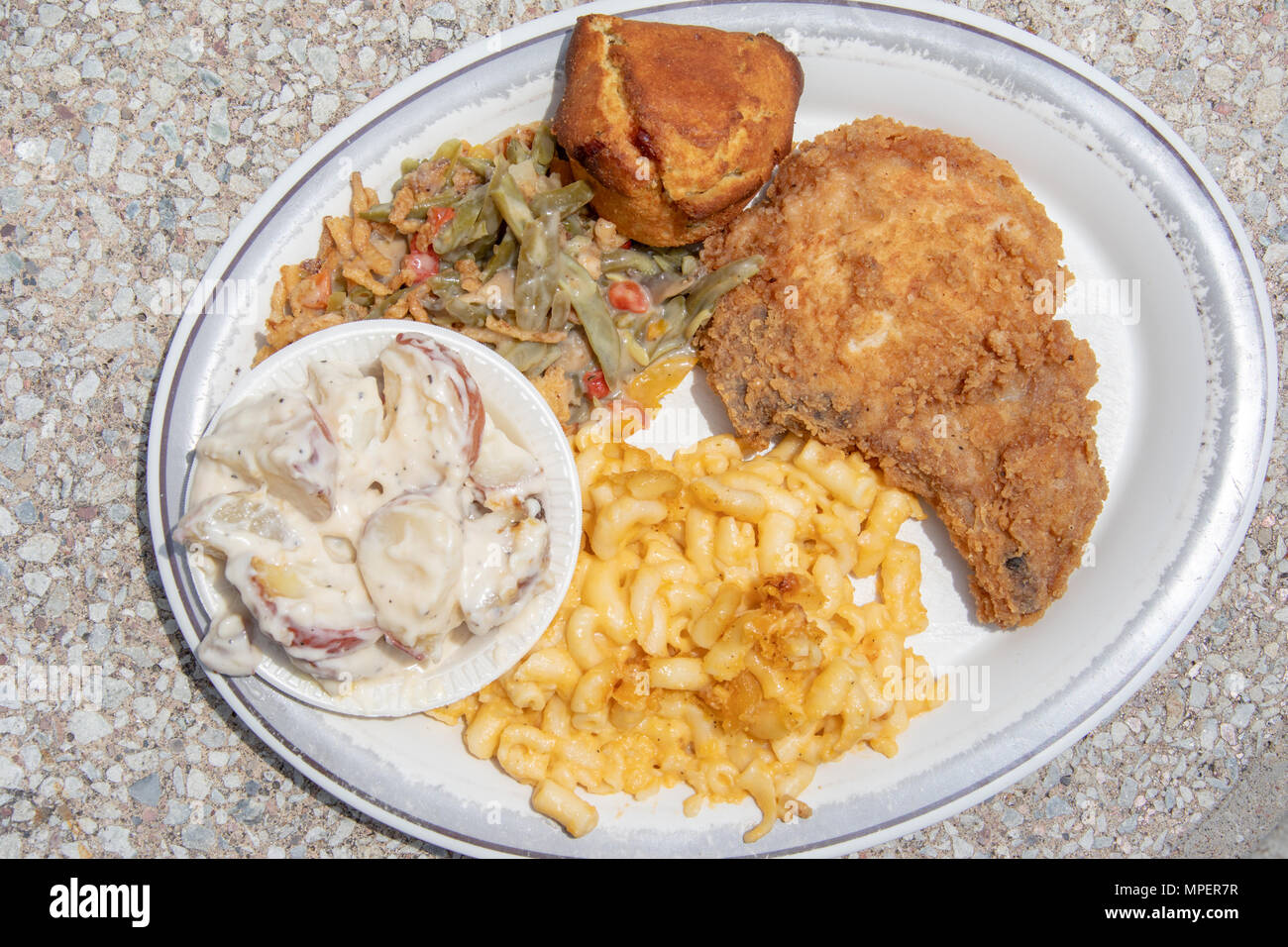 Impanati tritare la carne di maiale e i lati a Derk filetto della vite e ristorante, Montgomery, Alabama Foto Stock