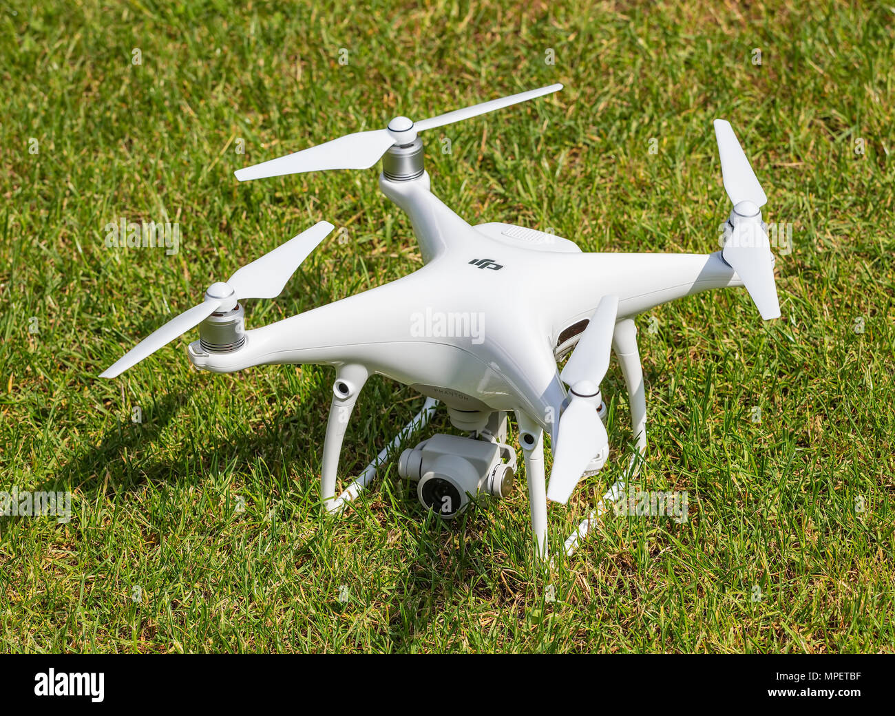 DJI Phantom 4 Pro drone permanente sulla verde erba, il fuoco selettivo sulla parte anteriore del fuco. Foto Stock