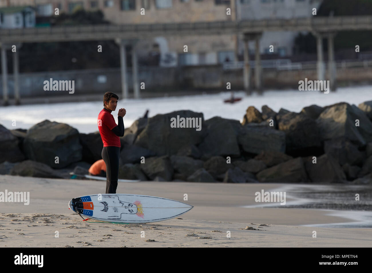 Juan Gonzalez si riscalda per un concorso di surf a Ocean Beach a San Diego, California. Foto Stock