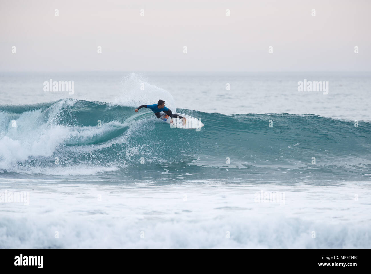 Juan Gonzalez cavalca un onda alla spiaggia dell'oceano di San Diego, Calfornia. Foto Stock