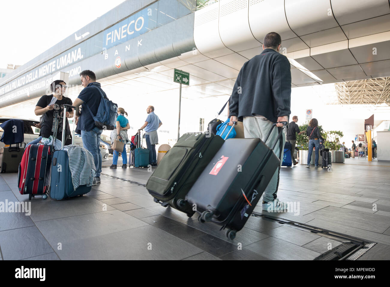 Aeroporto di Roma Fiumicino, passeggeri a piedi con carrello e la valigia  Foto stock - Alamy