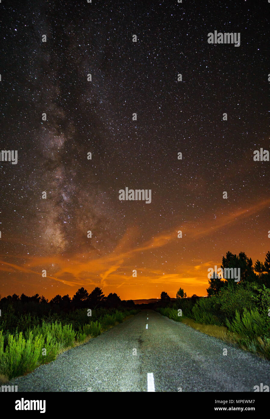 Via Lattea e strada al tramonto, composizione verticale Foto Stock