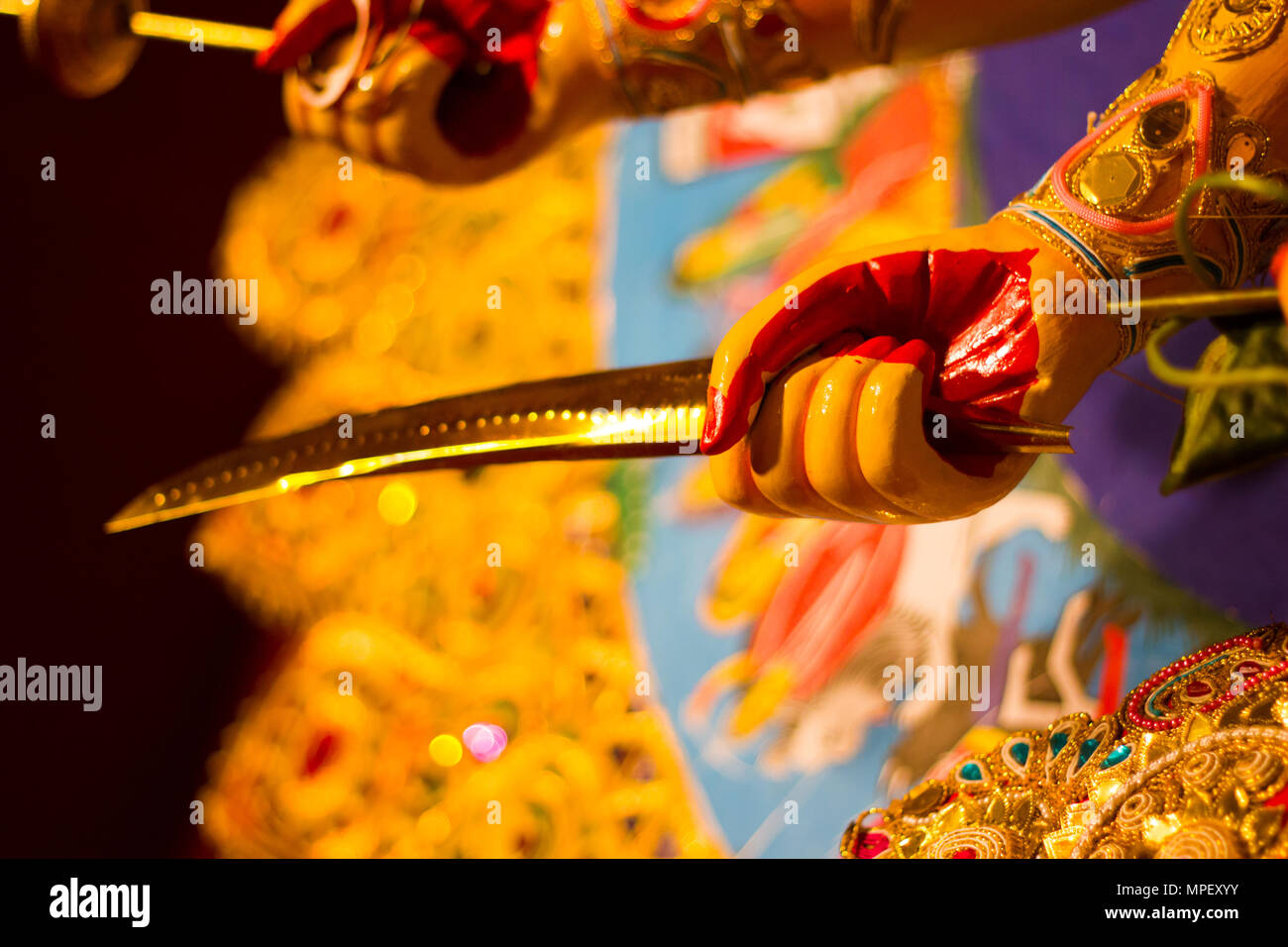 Spada in mano dei godess durga. mitologia indù idolo del culto Foto Stock