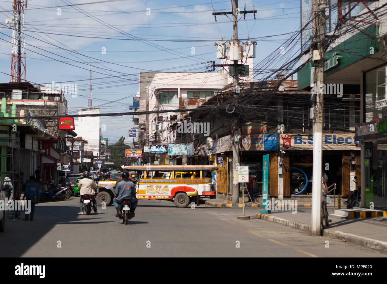 Un jeepney percorrendo l'autostrada a Cagayan de Oro Foto Stock