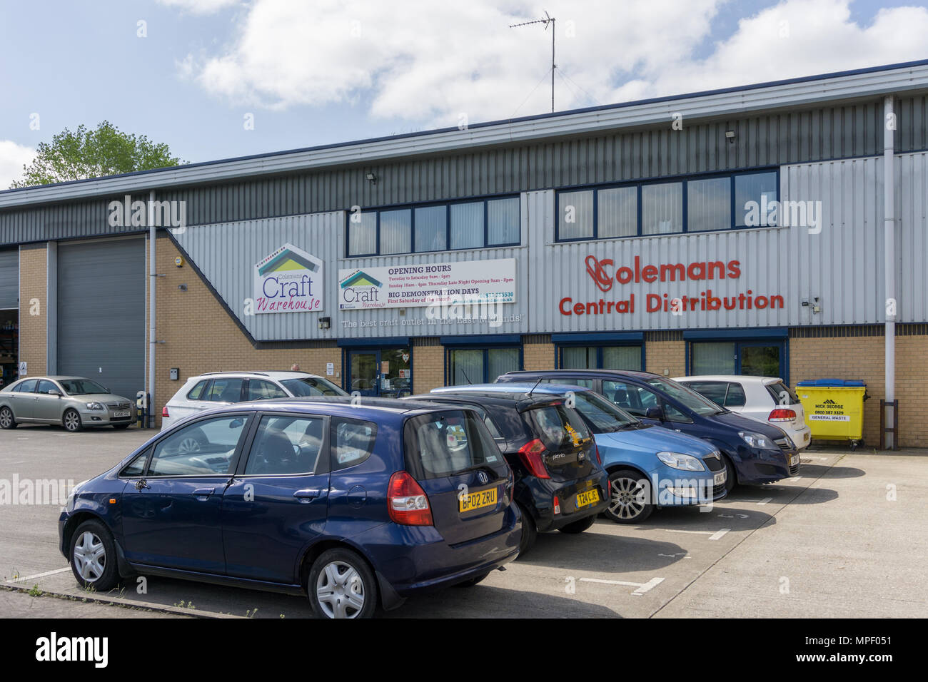 Colemans Craft magazzino e, a destra, la loro distribuzione centrale depot, Rushden, Northamptonshire, Regno Unito; un rivenditore locale di materiali artigianali. Foto Stock