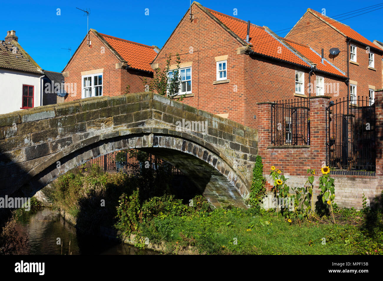 Antica pack horse ponte sul fiume Leven a Stokesley, North Yorkshire, Regno Unito Foto Stock