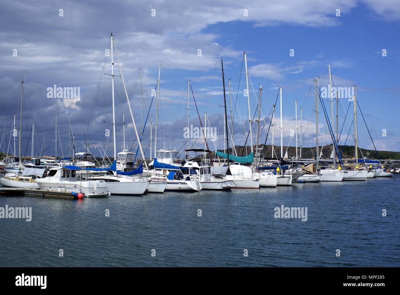 Centinaia di yacht, barche, barche a vela da parcheggiato o ormeggiati o agganciata a Coffs Harbour Marina International in Australia Foto Stock