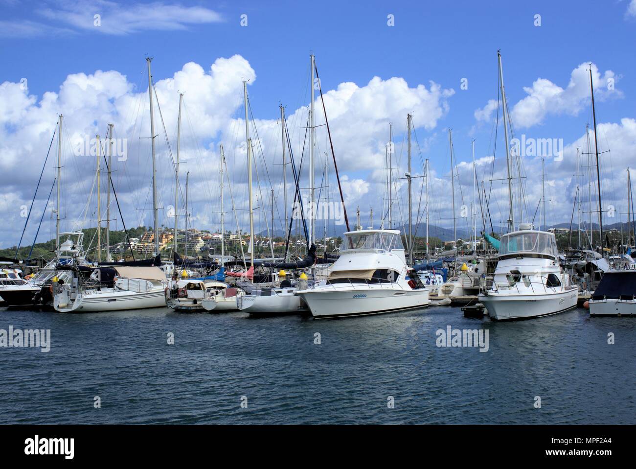 Centinaia di yacht, barche, barche a vela da parcheggiato o ormeggiati o agganciata a Coffs Harbour Marina International in Australia Foto Stock