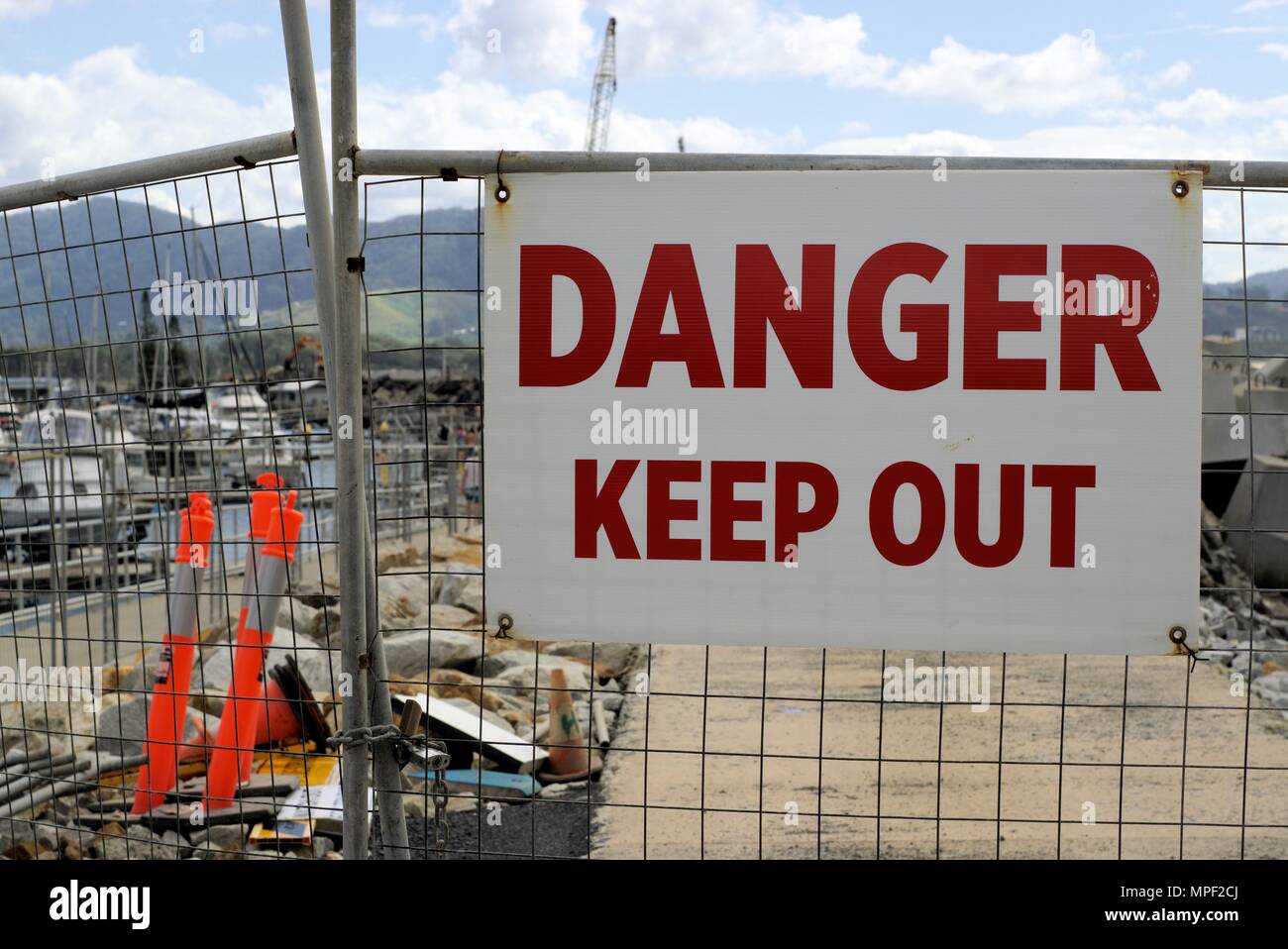'Drabbia Tenere fuori' segno bordo sul cancello di recinzione al sito in costruzione in Australia Foto Stock