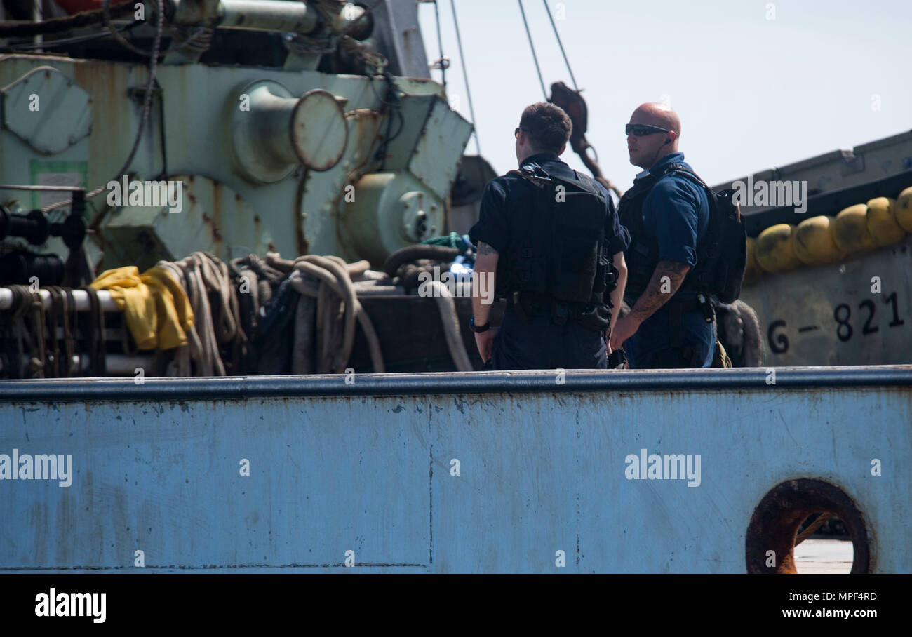 170215-N-pp996-190 OCEANO PACIFICO (feb. 15, 2017) USS Michael Murphy marinai vegliano a bordo di uno straniero segnalato peschereccio durante un'Oceania la sicurezza marittima iniziativa (OMSI) missione di imbarco. Il programma di Omsi è un Segretario del programma di difesa sfruttando il Dipartimento della Difesa beni in transito attraverso il territorio della regione ad aumentare la protezione di litorale marittimo della consapevolezza di dominio, in ultima analisi a supporto della sua maritime le operazioni di polizia in Oceania. Michael Murphy è su un regolarmente programmati Pacifico occidentale di implementazione con la Carl Vinson Carrier Strike gruppo come parte dell'U.S. Flotta del pacifico-initia led Foto Stock