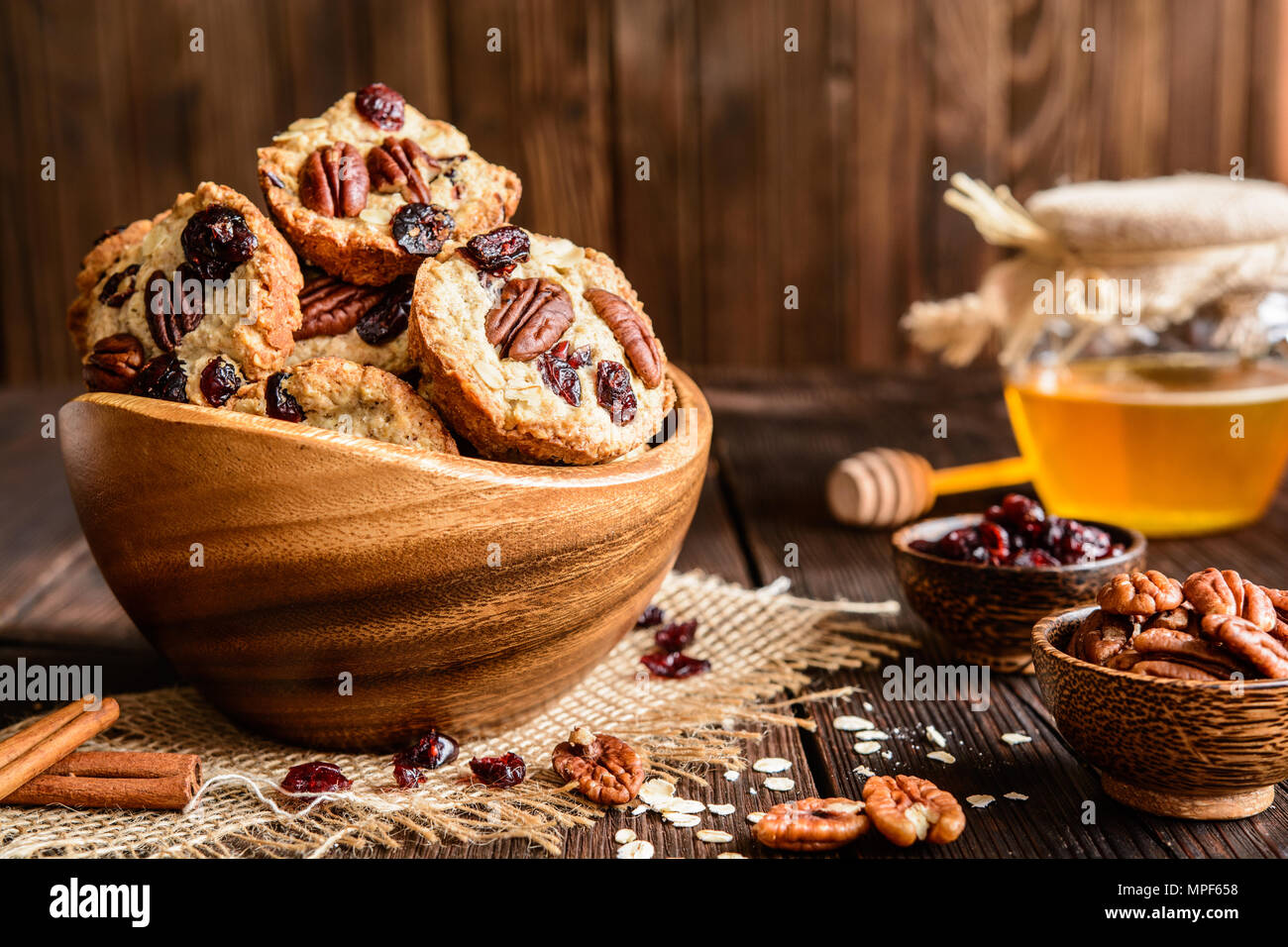 In casa tutto il frumento Farina di avena i biscotti con noci pecan, mirtilli rossi secchi e miele Foto Stock