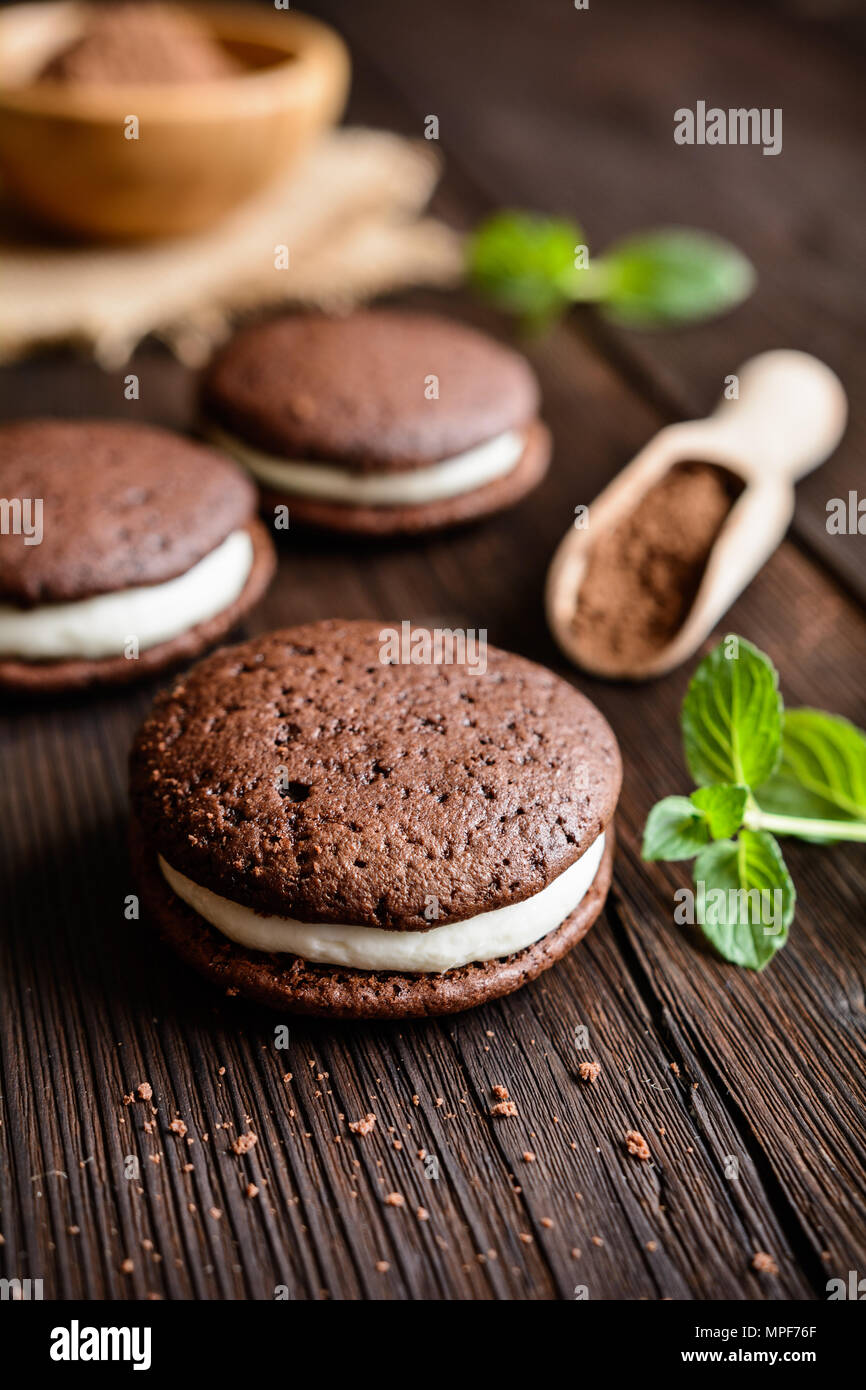 Cioccolato tradizionale Whoopie pies riempito con vaniglia e crema di burro Foto Stock