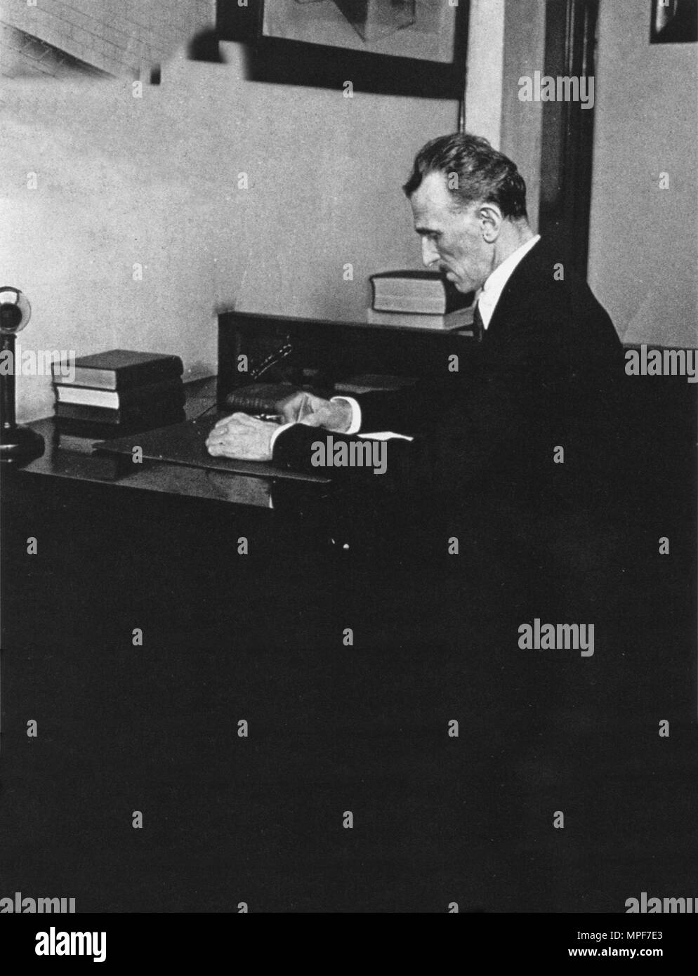 Nicola Tesla alla sua scrivania la scrittura Foto Stock