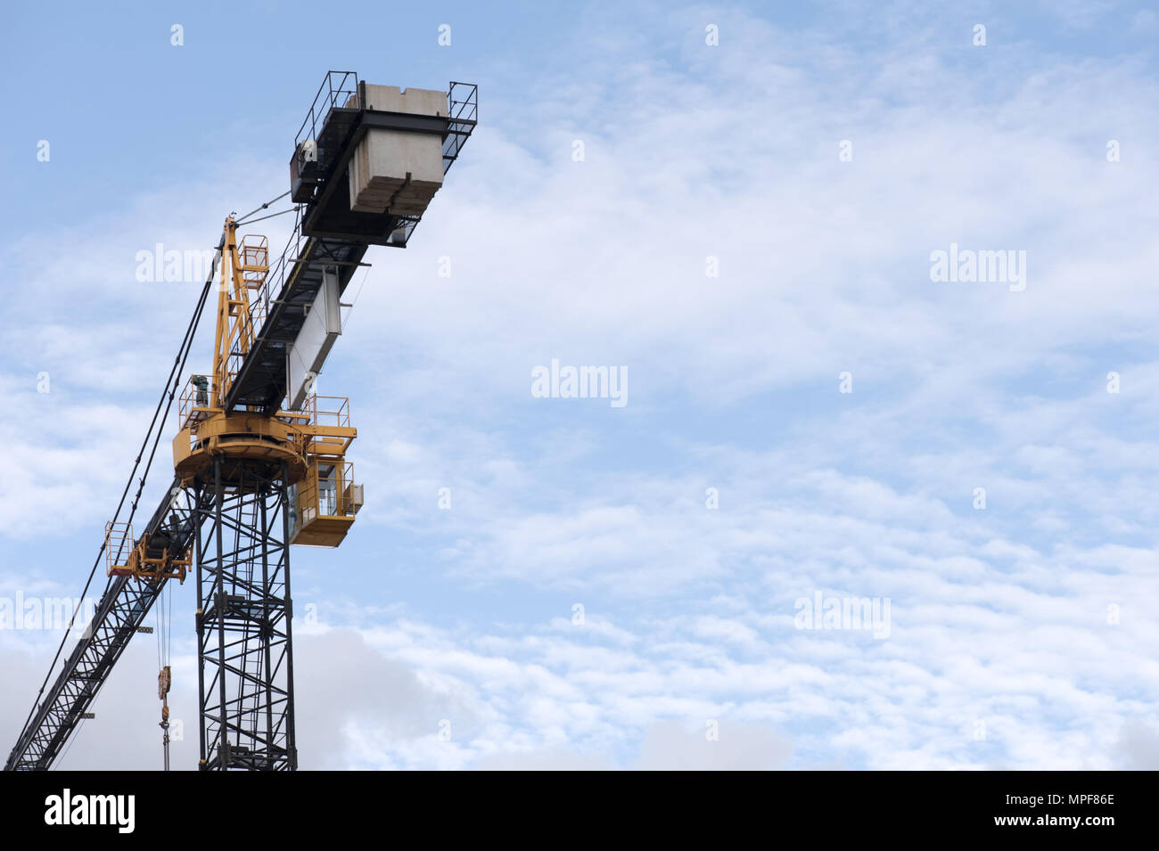 Gru a torre contro il cielo. Foto Stock