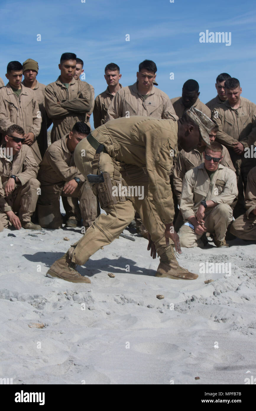 Stati Uniti Marine Corps 2 Lt Isaac Guarnizioni V Centro Amphibious Assault Veicoli Comandante Di Plotone 2 Plotone Alfa Company Secondo Assalto Anfibio Battaglione 2 Divisione Marine 2d Mardiv Utilizza v In Stati Uniti Marine Corps 2 Lt Isaac Guarnizioni V Centro Amphibious Assault Veicoli Comandante Di Plotone 2 Plotone Alfa Company Secondo Assalto Anfibio Battaglione 2 Divisione Marine 2d Mardiv Utilizza v In