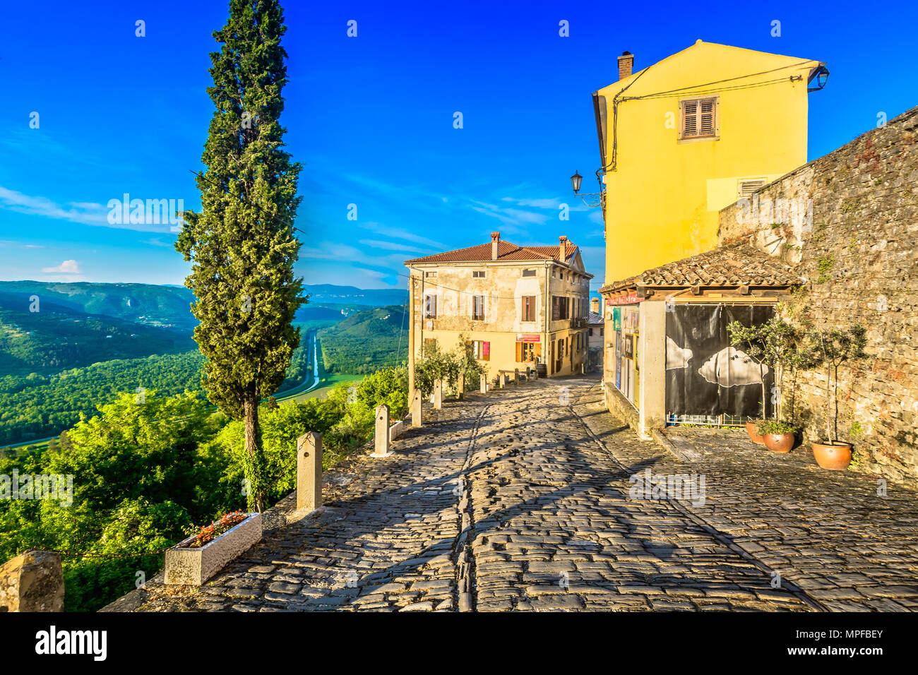 Vista panoramica alla vecchia città di Montona architettura e strade, Croazia Istra. Foto Stock