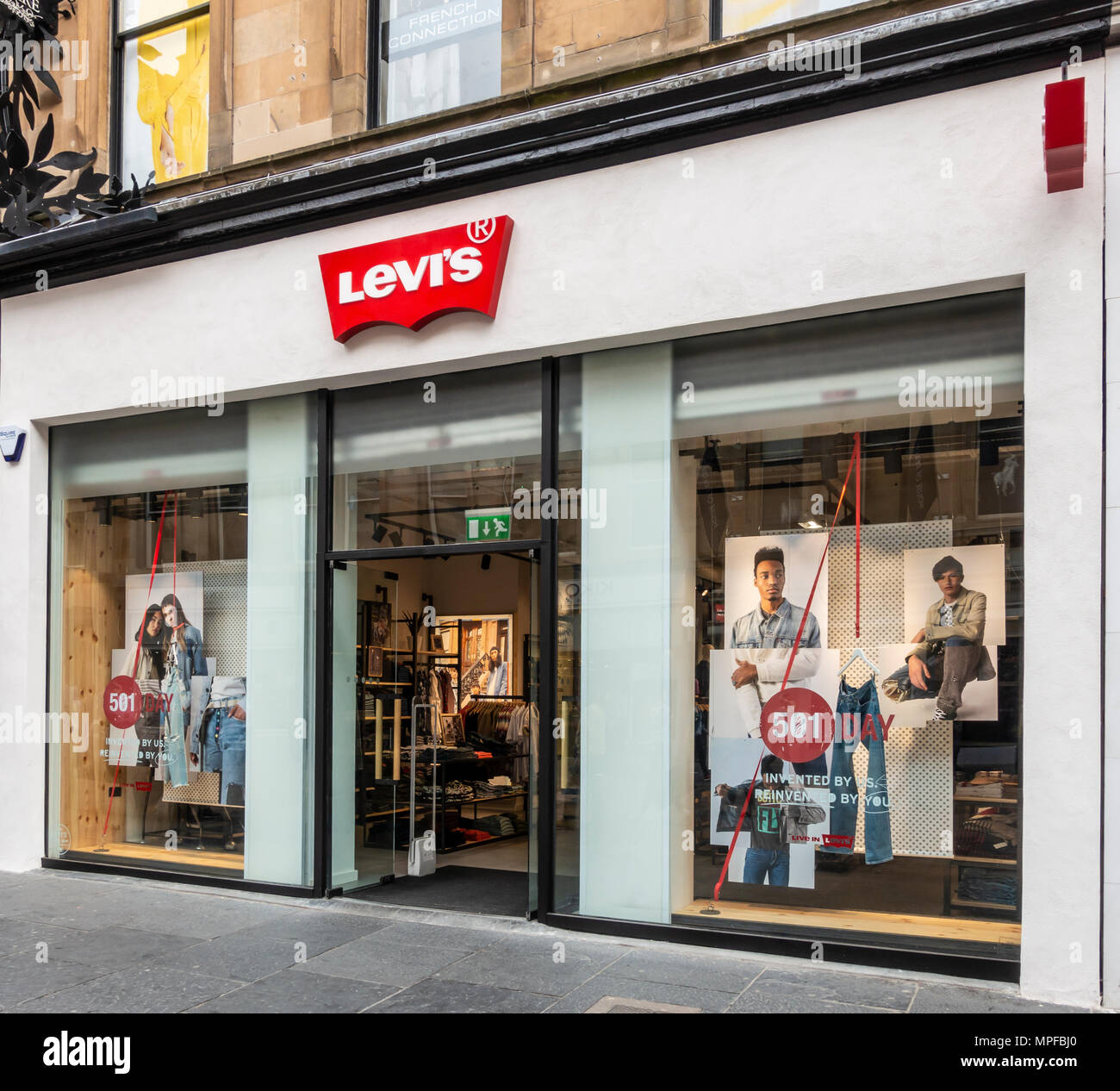 Ingresso e facciata della Levi's fashion retail outlet di Buchanan Street, Glasgow; poster per 501 giorni, che è xx maggio di ogni anno. Foto Stock