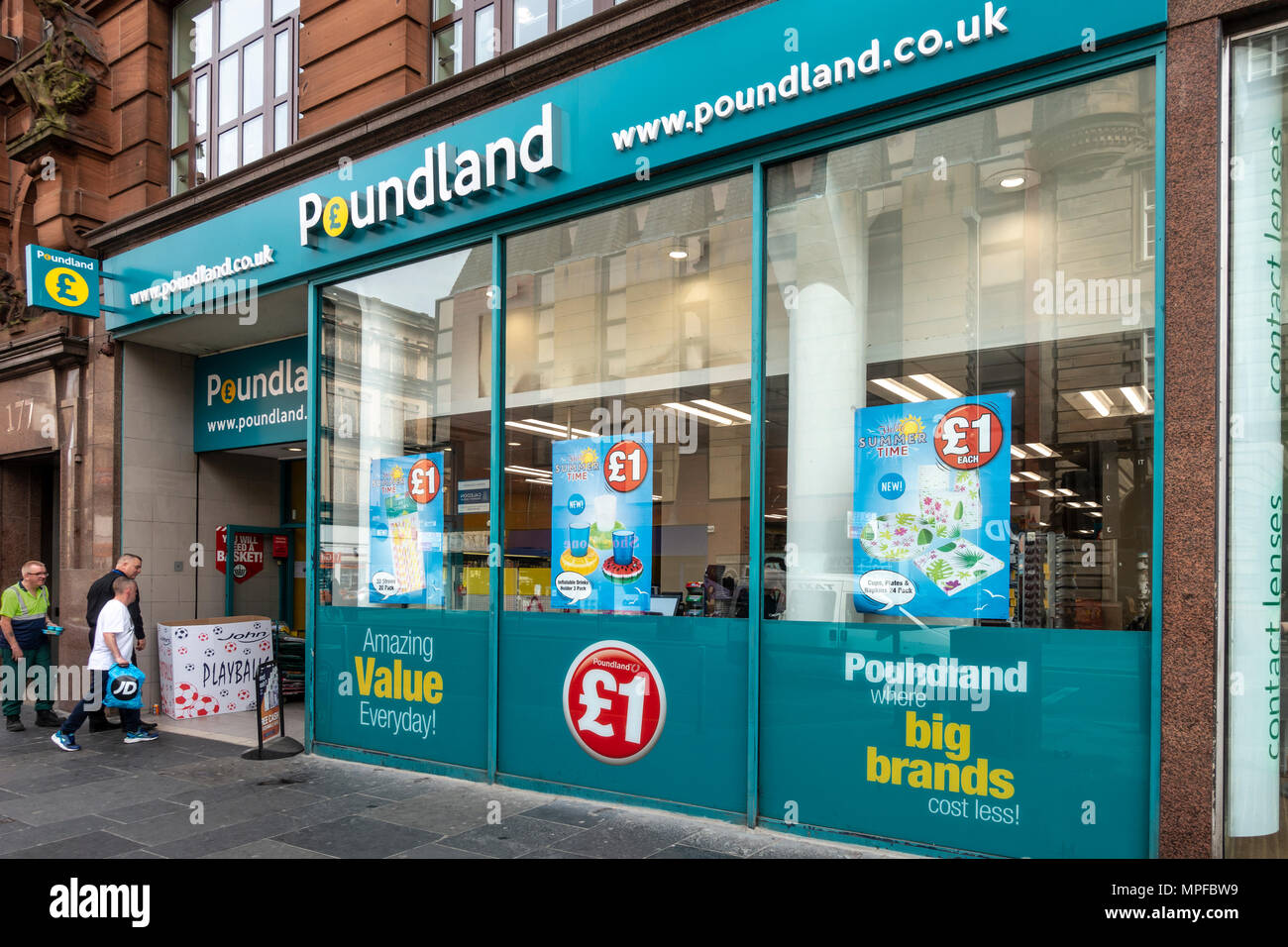 I clienti che entrano in un sconto Poundland shop in Argyle Street, Glasgow, Scotland, Regno Unito Foto Stock