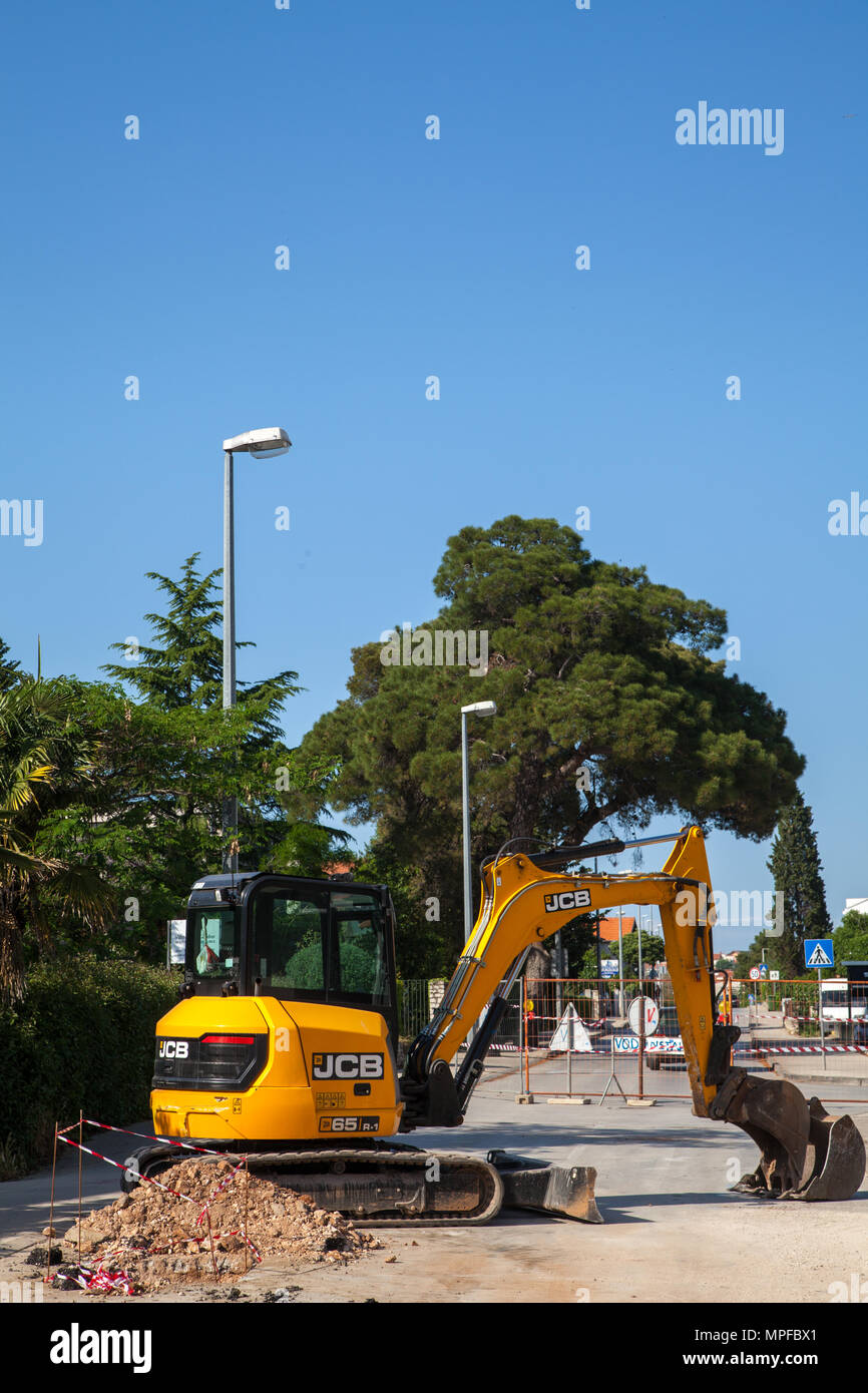 JCB diggerJCB escavatore digger scavare una strada lo scavo di una strada Foto Stock