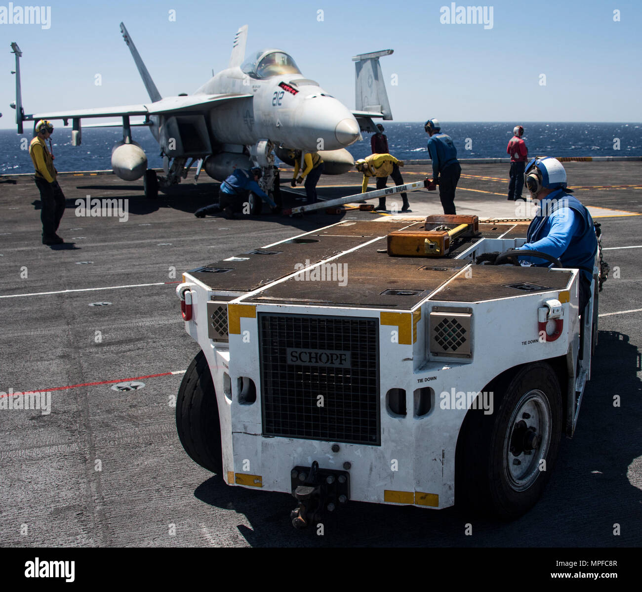 170222-N-HD638-102 sul Mare del Sud della Cina (feb. 22, 2017) marinai spostare un F/A-18E Super Hornet assegnato al "gheppi" di Strike Fighter Squadron (VFA) 137 attraverso il ponte di volo della portaerei USS Carl Vinson (CVN 70). La nave e il suo supporto strike gruppo sono su un pacifico occidentale la distribuzione come parte degli Stati Uniti Flotta del pacifico-led iniziativa di estendere il comando e le funzioni di controllo di Stati Uniti 3a flotta. (U.S. Foto di Marina di Massa lo specialista di comunicazione di terza classe Matt Brown/rilasciato) Foto Stock