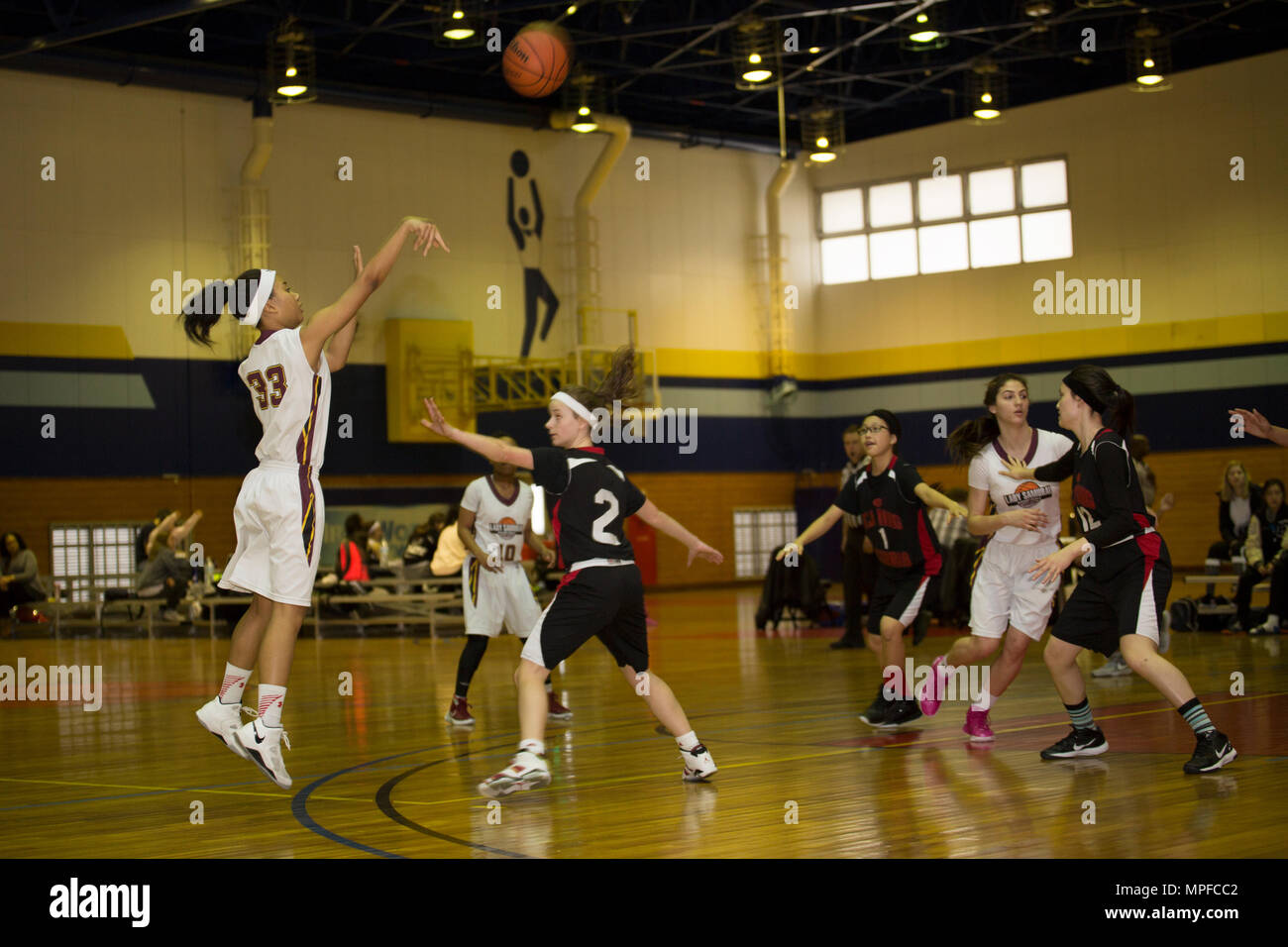 Sakura Fleming, sinistra, una marcia avanti per Matteo C. Perry di alta scuola del Lady Samurai squadra di basket, prende un colpo contro un difensore durante il 2017 Divisione 2 ragazze' torneo di basket presso la ferriera, la palestra al Marine Corps Air Station Iwakuni, Giappone, 22 febbraio, 2017. M.C. Perry High School ha ospitato 11 squadre dal lontano oriente divisione per il torneo. Le squadre subito due giorni di faticosa la concorrenza per l'occasione a una partita di campionato in un doppio stile di eliminazione del torneo. (U.S. Marine Corps photo by Lance Cpl. Giuseppe Abrego) Foto Stock