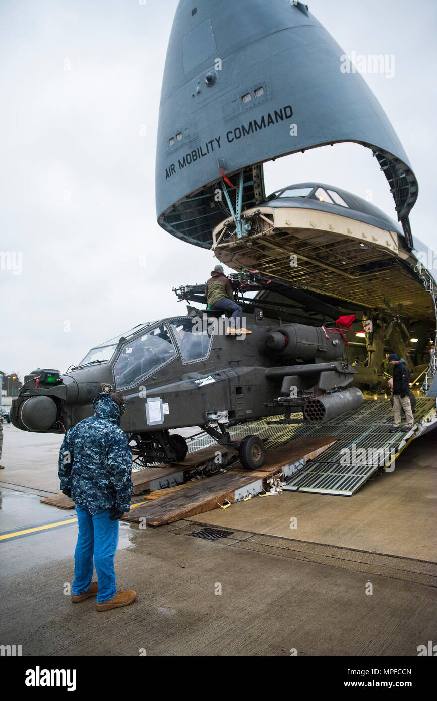 Un AH-64 elicottero Apache viene scaricato da un C-5M Galaxy aeroplano a Ramstein Air Base, Germania, 22 febbraio, a sostegno del funzionamento Atlantic risolvere. Quattro elicotteri Apache sono stati trasportati nel ventre di due Stati Uniti Air Force C-5M Galaxy aeromobile durante questa missione. Foto Stock