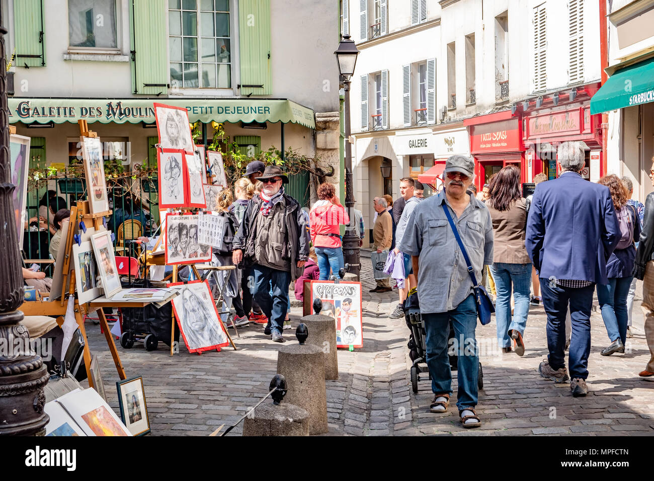 Il quartiere di Montmartre in Parigi Francia vanta una vivace comunità di artisti. Foto Stock