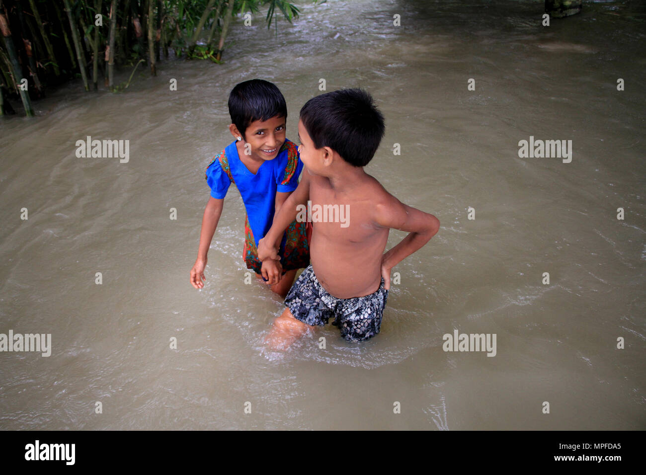 Bangladesh. Colpite dalle alluvioni di persone in Bangladesh. Il Bangladesh ha subito allagamenti ogni anno a causa di devastanti piogge monsoniche, flash-alluvione e aumento della temperatura mondiale come snowmelt dall'Himalaya. Milioni di persone sono colpite e molti uccisi durante l'alluvione in questo paese. Le persone che soffrono di carenze di cibo, acqua potabile pura, malattie e molti di loro la perdita delle loro case, bovini, colture e passano attraverso la disastrosa situazione durante e dopo le inondazioni. © Rehman Asad/Alamy Stock Photo Foto Stock