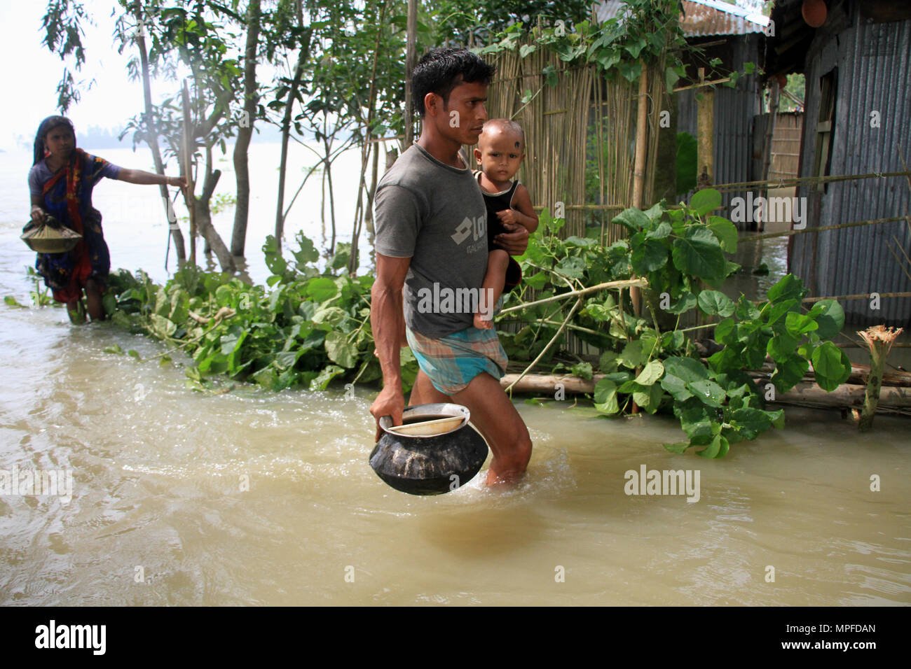 Bangladesh. Colpite dalle alluvioni di persone in Bangladesh. Il Bangladesh ha subito allagamenti ogni anno a causa di devastanti piogge monsoniche, flash-alluvione e aumento della temperatura mondiale come snowmelt dall'Himalaya. Milioni di persone sono colpite e molti uccisi durante l'alluvione in questo paese. Le persone che soffrono di carenze di cibo, acqua potabile pura, malattie e molti di loro la perdita delle loro case, bovini, colture e passano attraverso la disastrosa situazione durante e dopo le inondazioni. © Rehman Asad/Alamy Stock Photo Foto Stock