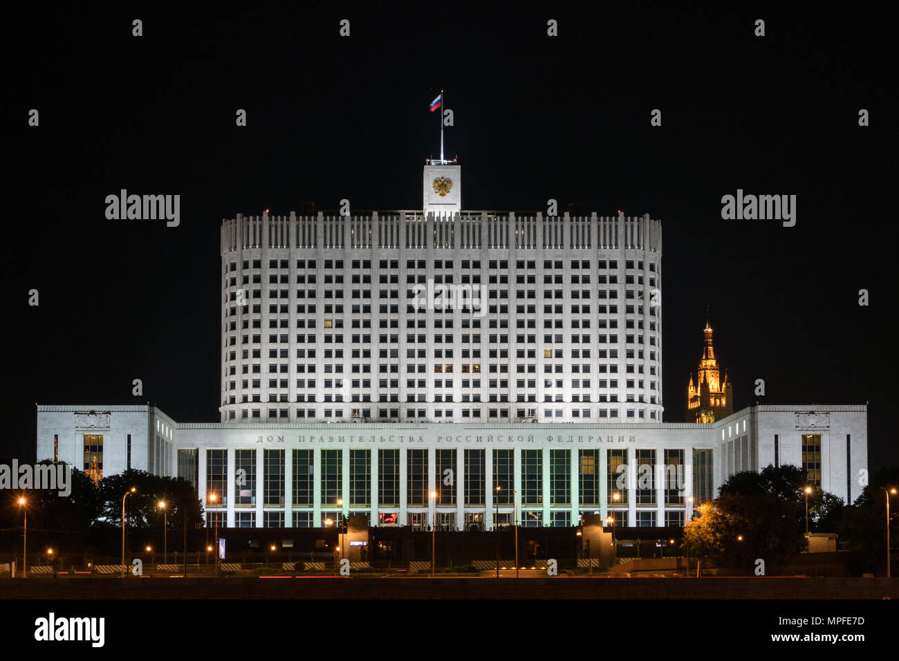 Russo casa bianca a Mosca di notte. Casa del Governo della Federazione Russa Foto Stock