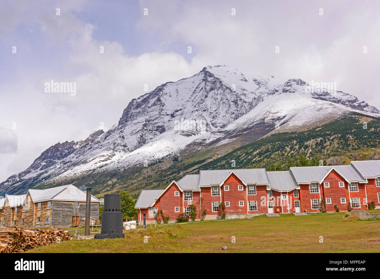 Alpine lodge sotto le montagne nevose in Patagonia, Cile Foto Stock