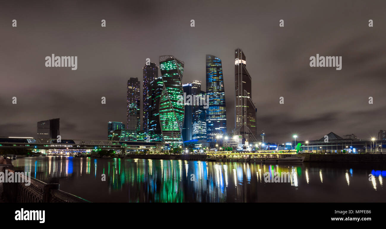 Argine del fiume Moskva vicino al centro business. Foto notturna, panorama. Foto Stock