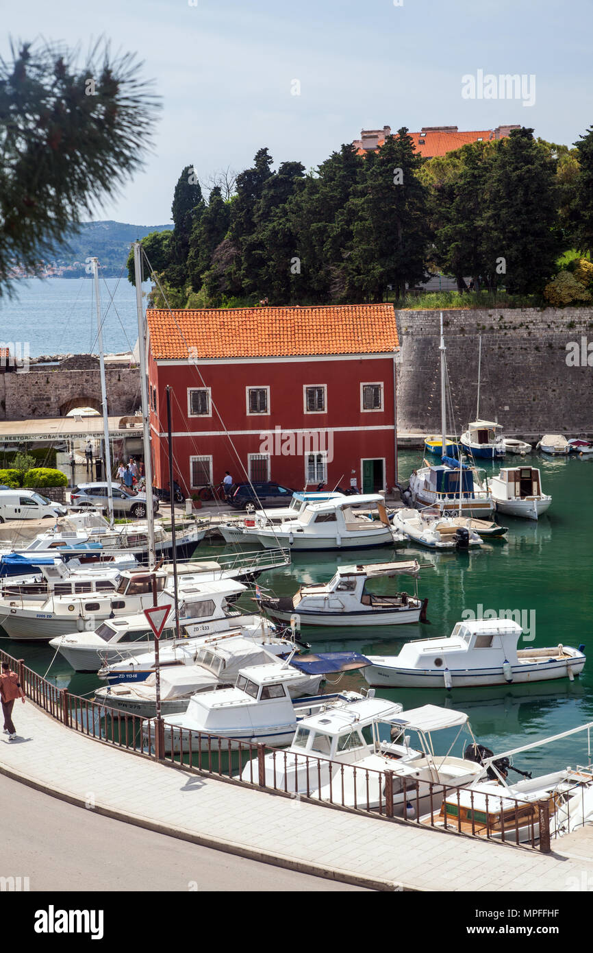 La Fosa marina al porto croato di Zadar croazia con yacht, barche a vela e barche da diporto ormeggiata in porto Foto Stock