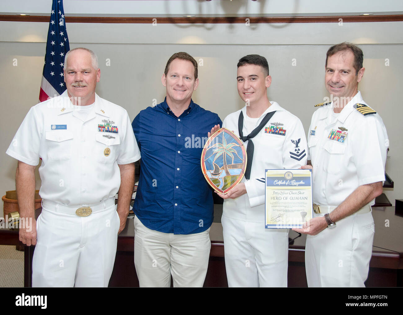 170228-N-YM720-038 HAGATNA, Guam (feb. 28, 2017) del macchinista Mate  (ausiliario) 2a classe Chase slicer (centro, a destra), un marinaio  assegnato al sommergibile offerta USS Frank cavo (come 40), posa per una  foto