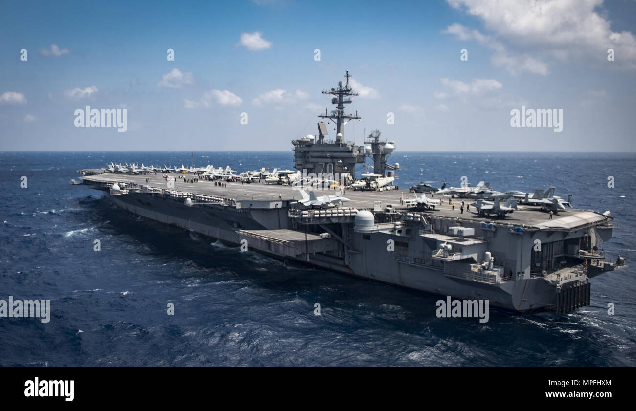 170302-N-GD109-208 sul Mare del Sud della Cina (2 marzo 2017) La portaerei USS Carl Vinson (CVN 70) transita sul Mare della Cina del Sud. La nave e il suo supporto strike gruppo sono su un pacifico occidentale la distribuzione come parte degli Stati Uniti Flotta del pacifico-led iniziativa di estendere il comando e le funzioni di controllo di Stati Uniti 3a flotta. (U.S. Foto di Marina di Massa lo specialista di comunicazione 2a classe z.a. Landers/rilasciato) Foto Stock