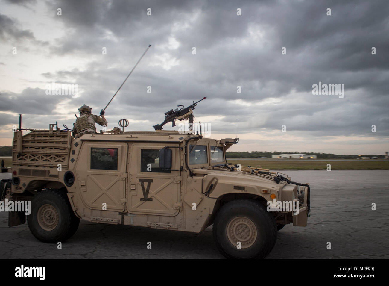 Un Humvee si diparte un U.S. Air Force MC-130J Commando II durante il guerriero di smeraldo 17 al campo Hurlburt Fla., Marzo 6, 2017. Il Guerriero di smeraldo è un U.S. Il Comando Operazioni Speciali esercizio durante il quale comune di forze per le operazioni speciali treno per rispondere alle varie minacce in tutto lo spettro di un conflitto. (U.S. Air Force photo by Staff Sgt. Cory D. Payne) Foto Stock