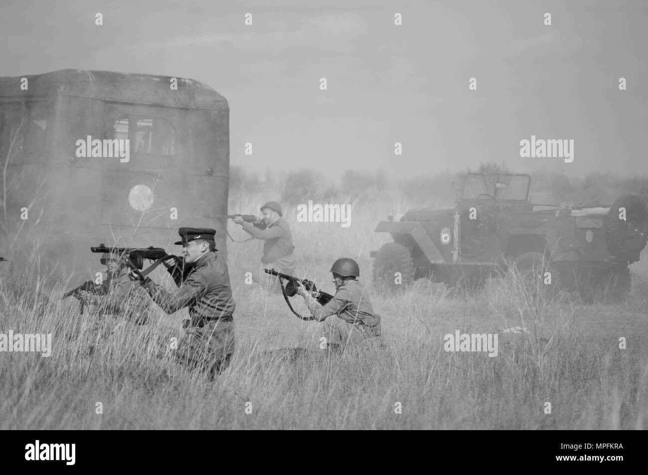 I soldati sovietici sono attaccati dalle truppe tedesche. La ricostruzione delle operazioni militari. Foto Stock