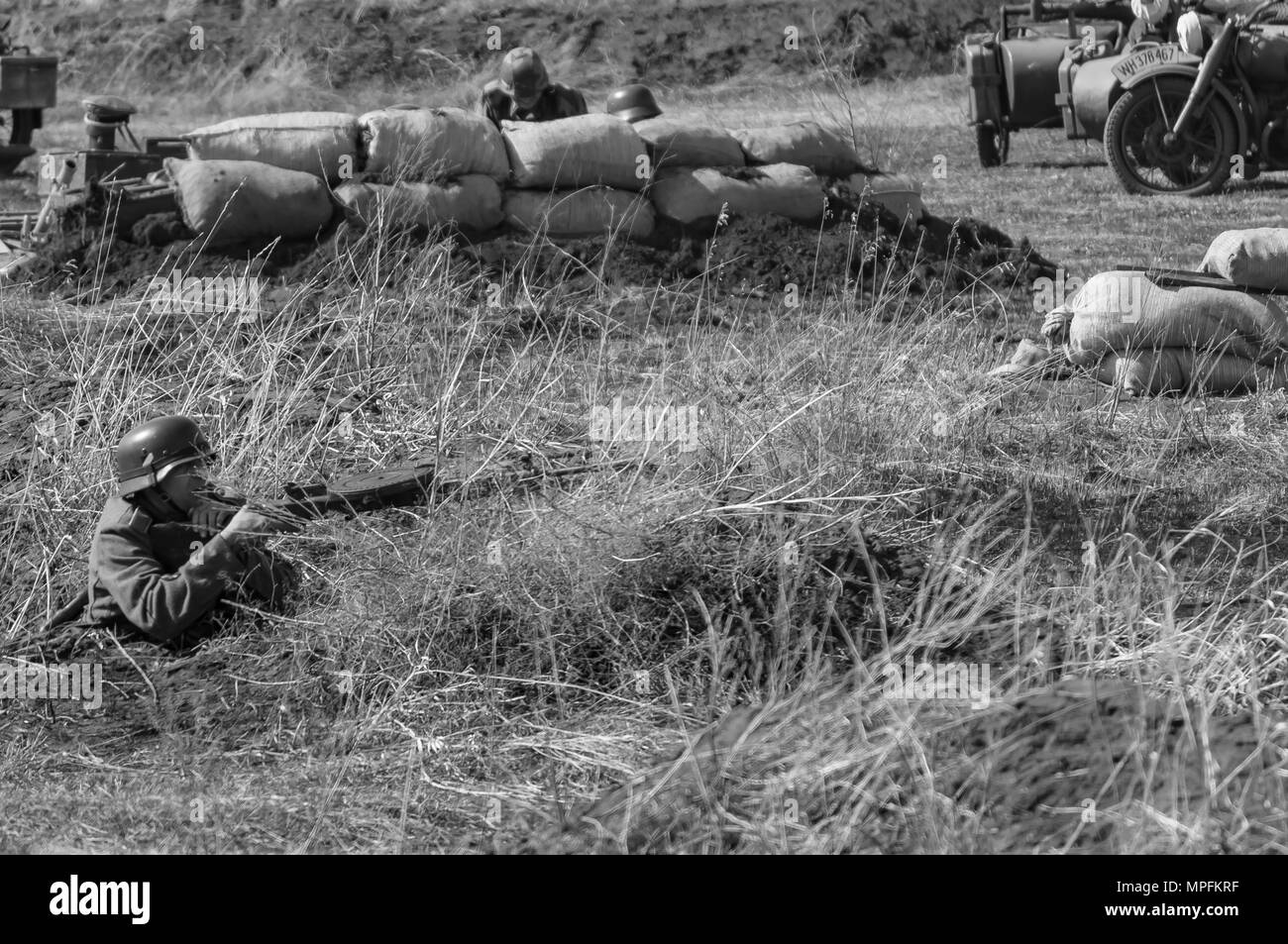 Un soldato tedesco che spara a soldati delle truppe sovietiche. La ricostruzione delle ostilità 2018-04-30 Samara, Russia. Foto Stock
