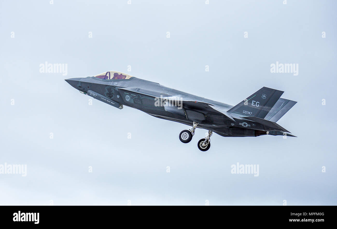 Una trentatreesima Fighter Wing F-35A decolla Feb. 27 per condurre sortite a Eglin Air Force Base, Fla. F-35's casco montato display system è il sistema più avanzato nel suo genere. L'intelligenza e informazioni di indirizzamento di un F-35 pilota deve completare la missione è visualizzato il casco dell'aletta parasole. Questo fornisce il pilota con insuperabile consapevolezza situazionale, positivo di identificazione di bersaglio e di sciopero di precisione in tutte le condizioni atmosferiche. (U.S. Air Force foto di Kristin Stewart) Foto Stock