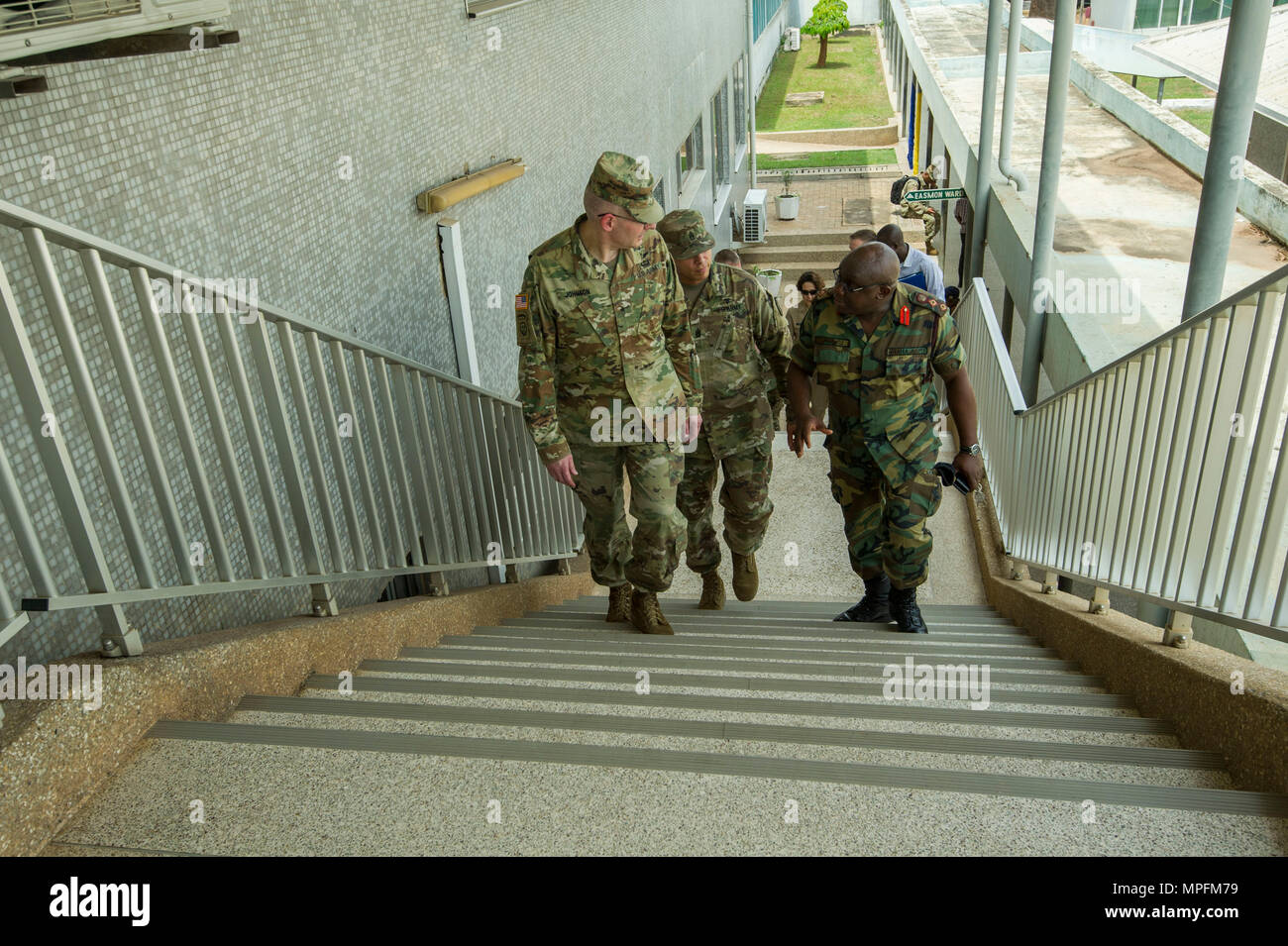 MEDRETE 17-2 include partecipanti dal governo ghanese, U.S. Army Africa, Brooke Army Medical Center di San Antonio, Texas, e il North Dakota e Guardia Nazionale. È il secondo di una serie di preparazione medica esercizi di addestramento che USARAF è programmato per facilitare in vari paesi in Africa. Il reciprocamente benefiche esercizio offre opportunità di partnership le forze armate a cooperare su medical compiti specifici e condividere best practice e migliorare il trattamento medico dei processi. (U.S. Army Africa foto dal personale Sgt. Shejal Pulivarti) Foto Stock