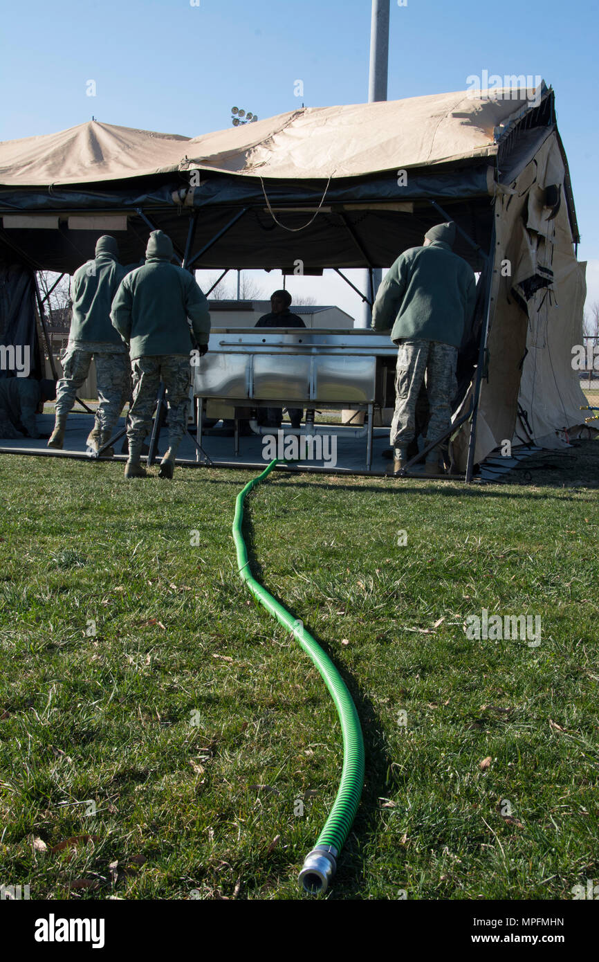 Il servizio di ristorazione aviatori dal 512th Memorial squadrone affari fissare una tenda mentre in lizza per il 2017 John L. Hennessy Award alla Dover Air Force Base, Del., 3 marzo 2017. La Hennessy premio riconosce l'eccellenza nella ristorazione in più rami militari. (U.S. Air Force foto / Renee M. Jackson) Foto Stock