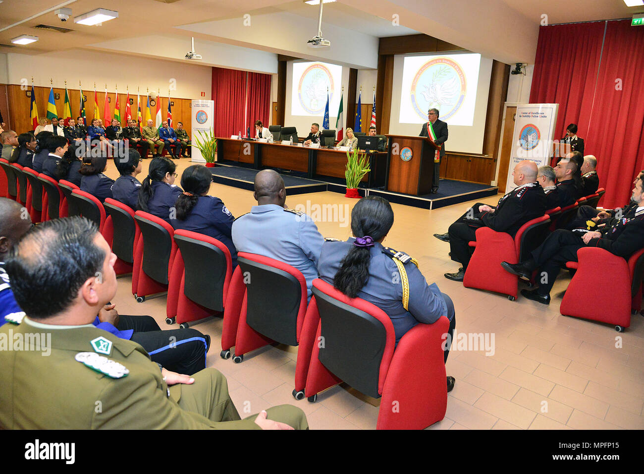 Federico Formisano, presidente del consiglio comunale di Vicenza, indirizzi Dignitari e ospiti provenienti da Europa, Africa, Italia e Stati Uniti durante la cerimonia di apertura del 5° "Protezione di genere nelle operazioni di pace" in corso presso il centro di eccellenza per la stabilità delle unità di polizia (CoESPU) a Vicenza, Italia, Marzo 8, 2017. La manifestazione ha riunito militari e civili della comunità locale e ha offerto l occasione per celebrare la Giornata internazionale della donna. (U.S. Esercito Foto di Visual Information Specialist Paolo Bovo/rilasciato) Foto Stock