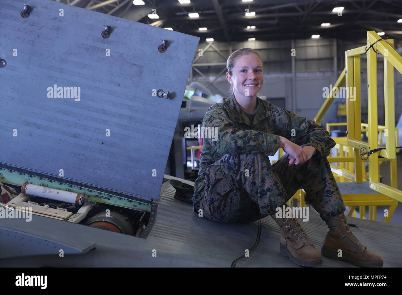 Cpl. Callahan Brown si trova sulla cima di un aeromobile che è attualmente in fase di manutenzione a Marino Aviation Logistics Squadron 26 su Marine Corps Air Station New River, Mar 3. Il marrone è attualmente uno studente a tempo pieno a Coastal Carolina Community College e i piani della commissione per diventare un ufficiale quando lei diventa un sergente o completa il suo grado. Brown è l'aiutante per Malles 26. (U.S. Marine Corps photo by Lance Cpl. Juan Madrigal) Foto Stock