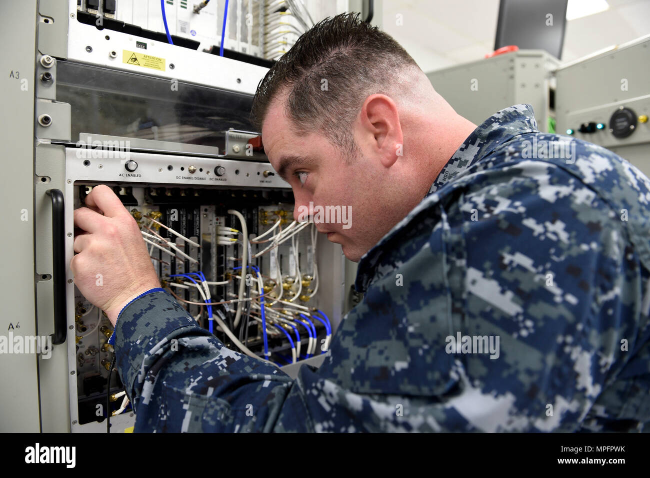 170309-N-FI568-019 PENSACOLA, Fla. (9 marzo 2017) Cryptologic tecnico (tecnico) 1a classe Joshua Chapman esegue le operazioni di manutenzione su un/SLQ-32(V)6 electronic warfare sistema come parte di un nuovo corso in Information Warfare comando formazione Corry Station. Il corso è destinato alla formazione dei tecnici sulla versione più recente del sistema. Chapman era uno studente al pilota per il corso. (U.S. Foto di Marina di Massa lo specialista di comunicazione 2a classe Taylor L. Jackson/rilasciato) Foto Stock