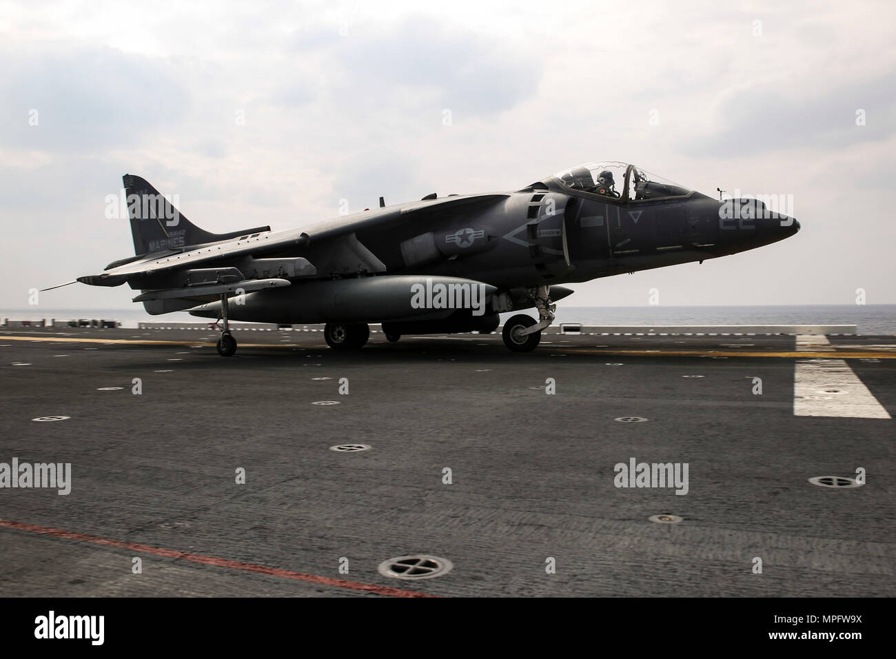 Un AV-8B Harrier pilota con Marine squadrone di attacco 311, 31 Marine Expeditionary Unit, segnali al ponte di volo personale durante le operazioni di volo a bordo della USS Bonhomme Richard (LHD 6) Marzo 9, 2017. Marines e marinai del trentunesimo MEU imbarcata a bordo della USS Bonhomme Richard (LHD 6), parte dell'Bonhomme Richard anfibio gruppo Readiness, come parte del loro annuale primavera pattuglia dei Indo-Asia-regione del Pacifico. Il trentunesimo MEU, imbarcato sulle navi anfibie del Expeditionary Strike gruppo 7, ha la capacità di rispondere a situazioni di crisi o di contingenza con un preavviso di pochi istanti. (U.S. Marine Corps p Foto Stock