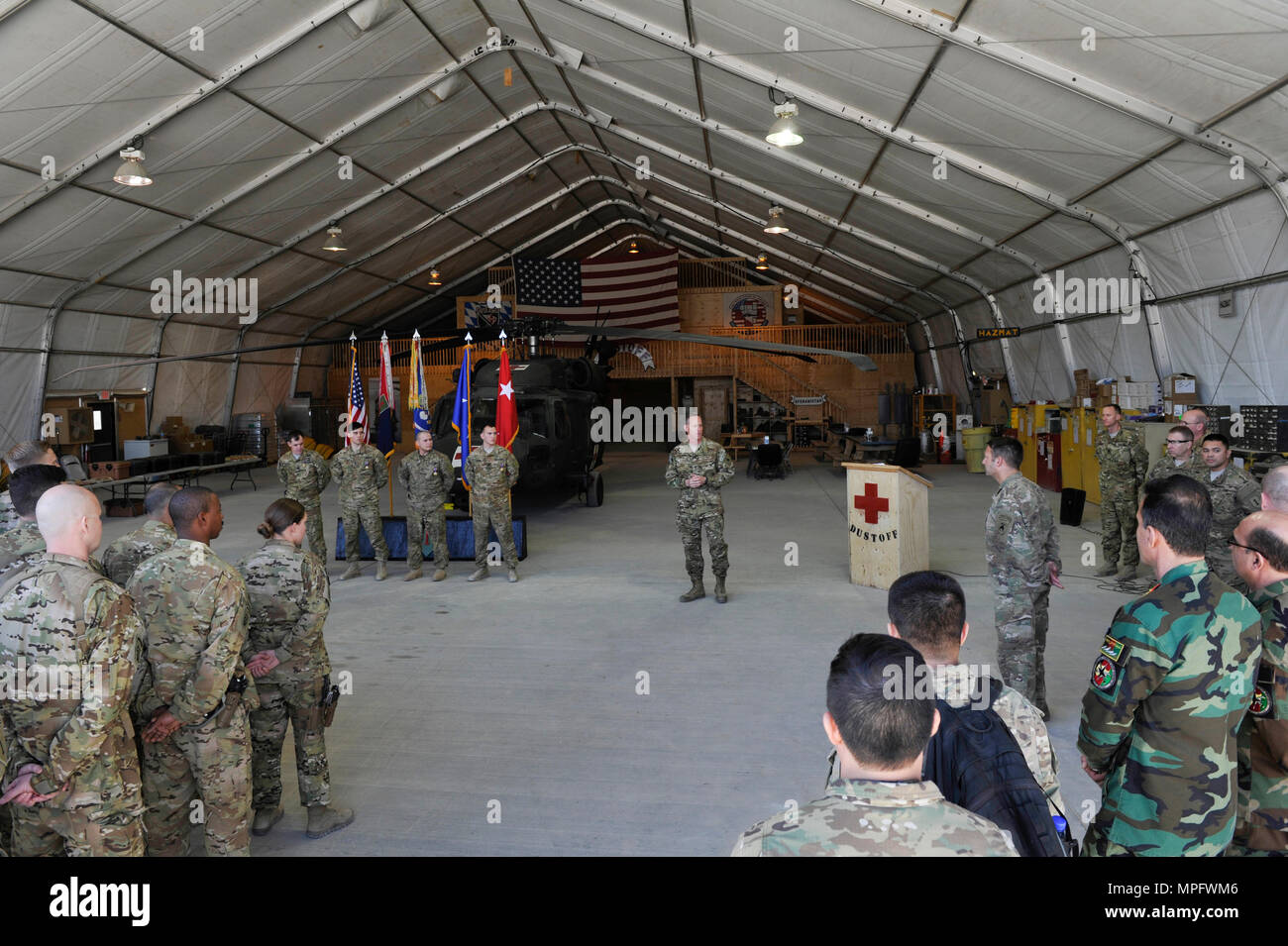 Aviosuperficie di Bagram, Afghanistan (Mar. 4, 2017) - La medaglia d'aria con 'V' dispositivo cerimonia di premiazione per aviazione quattro membri di equipaggio presso l'U.S. Forces Afghanistan DUSTOFF hangar qui a Bagram. Il team di C Company, 2a sostegno generale Aviation Battaglione, 1° Reggimento aviazione sono stati riconosciuti per le loro azioni eroiche durante un nov. 3, 2016 elicottero medico di evacuazione feriti negli Stati Uniti e in Afghanistan soldati imbrigliata dal fuoco nemico nella provincia di Kunduz. Stati Uniti Air Force Il Mag. Gen. Scott A. Howell, nato per le operazioni speciali del comando del componente - Afghanistan commander, presentato le medaglie e parlava a e Foto Stock