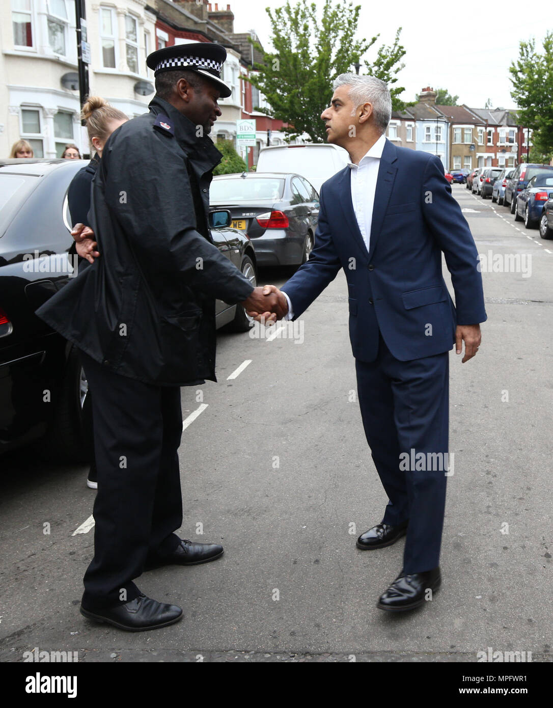 Sindaco di Londra, Sadiq Khan (a destra), con il Soprintendente Ade Adelekan della Metropolitan Police di nuovo la criminalità violenta Task Force, durante un raid all'alba con gli ufficiali di polizia di targeting un individuo crede di essere collegato allo spaccio di droga e la criminalità violenta, nel nord di Londra. La criminalità violenta comprende Taskforce di ufficiali in uniforme, borough, supporto territoriale, City of London ufficiali, abiti informali ufficiali e il cane unità. Foto Stock