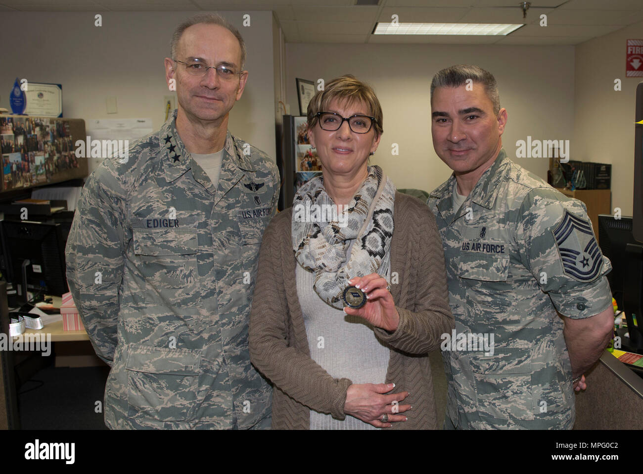 Stati Uniti Air Force Lt. Gen. Mark Ediger, l'Air Force chirurgo generale, Kathleen Lelevier, 354Medical Group bioenvironmental acqua program manager e Chief Master Sgt. Edward ritmo, il medico le forze arruolato chief, posa per una foto, Marzo 10, 2017 a Eielson Air Force Base in Alaska. Ediger Lelevier riconosciuto per il suo impegno a migliorare il locale di approvvigionamenti di acqua. (U.S. Air Force foto di Airman Eric M. Fisher) Foto Stock