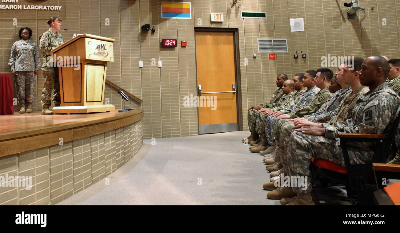 Stati Uniti Esercito Brig. Gen. Nikki L. oliva Griffin, vice comandante generale, supporto 335a comando di segnalazione (teatro), parla durante una cerimonia di consegna dei diplomi per la prima Cyber Centro di Eccellenza Mobile Training Team (MTT), Cyber comune nucleo tecnico (CCTC) corso per la riserva di esercito, 10 marzo presso l'esercito Research Laboratory di Adelphi, Maryland. La regione della capitale nazionale Cyber Protection Center, una unità al di sotto del segnale 335a comando (Teatro) riserva di esercito Cyber Operations Group, piombo il modo con l'organizzazione di successo della MTT CCTC - un corso intermedio progettato per treno soldato Foto Stock